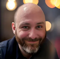 Portrait d'Alexis, votre accompagnant en soins et développement personnel.